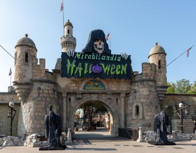 Eingang von Mirabilandia für Halloween dekoriert mit Schloss und geisterhaften Figuren.