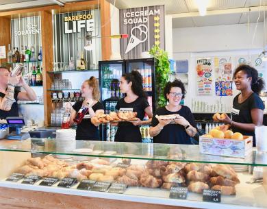 Personale del bar prepara drink e serve dolci.