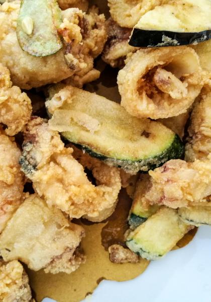 Calamars frits et courgettes croustillantes.