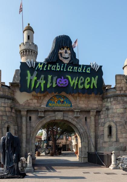 Ingresso di Mirabilandia decorato per Halloween con castello e figure spettrali.