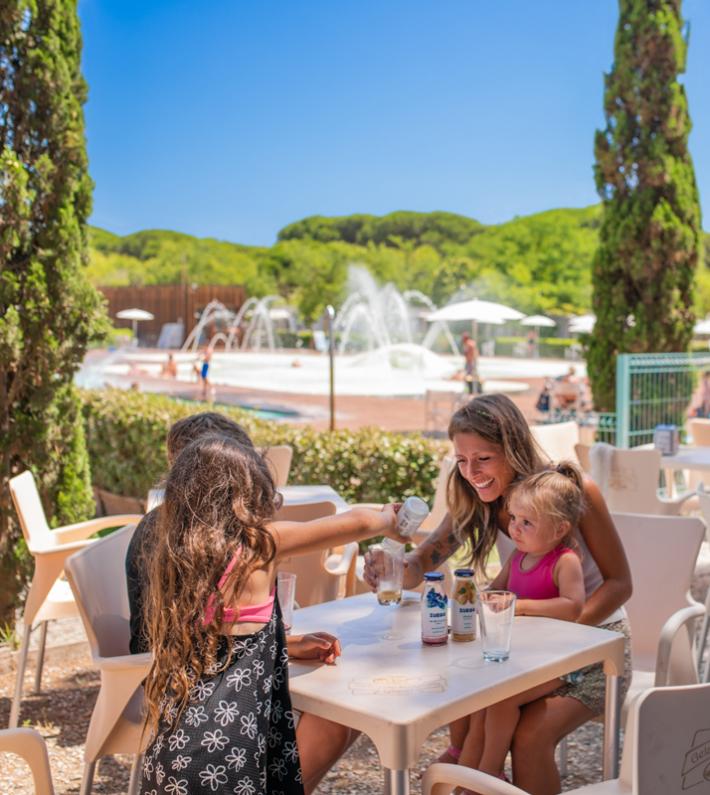 Famiglia si rilassa al bar vicino alla piscina.